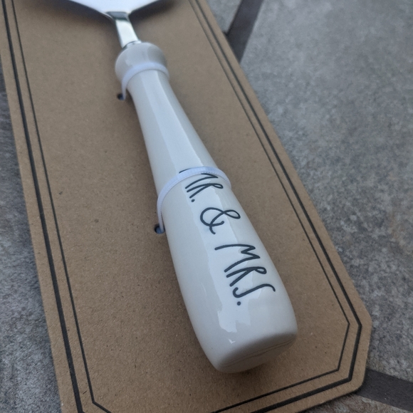 [Rae Dunn] 🍰Wedding Cake Server - Picture 2 of 3